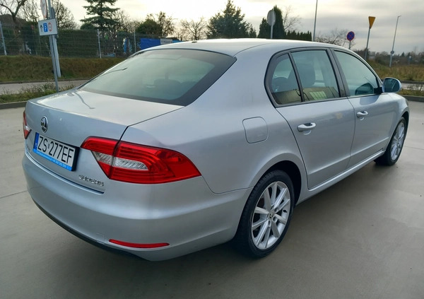 Skoda Superb cena 39900 przebieg: 198000, rok produkcji 2015 z Szczecin małe 497